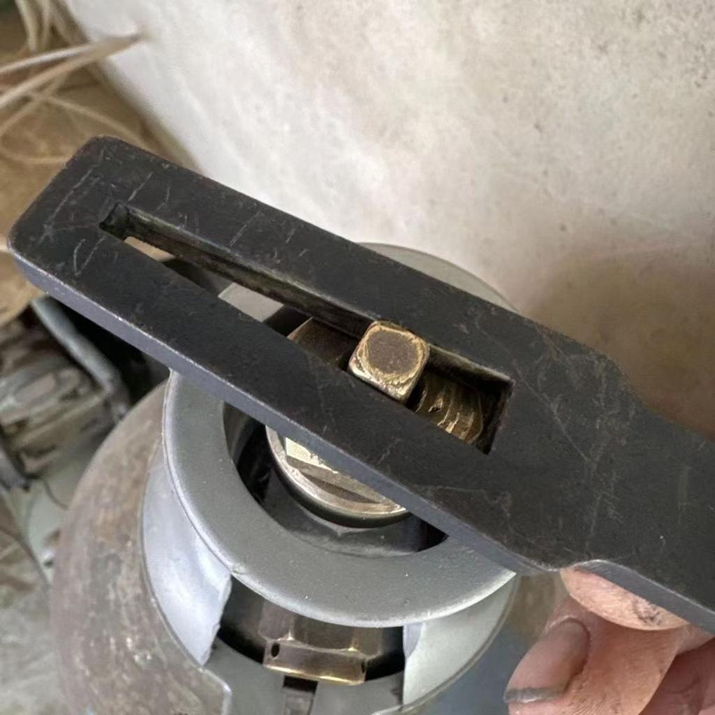 Clé à cylindre multifonctionnelle à prise confortable pour bouteilles de gaz, outil pour vannes en acier 45# avec poignée ergonomique, facile à transporter