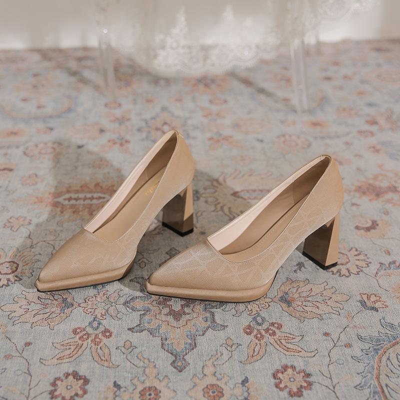 

Nude waterproof table high heels children fashion elegant patent leather thick heel Barbie temperament socialite spring new single shoes 39