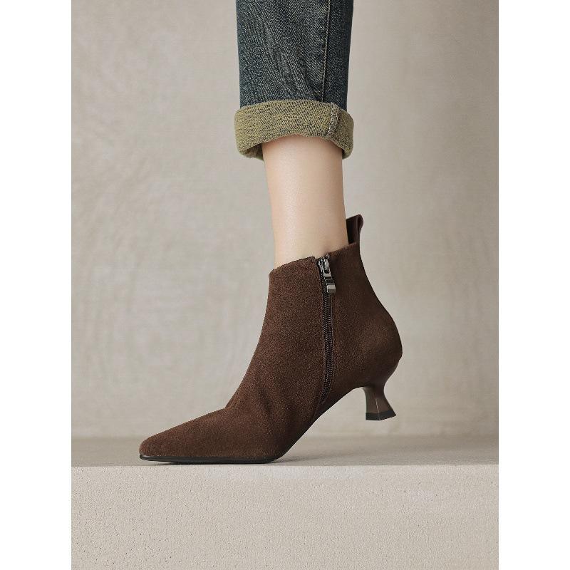 Temperament cat heel showing small pointed toes and bare boots turning fur short Martin boots