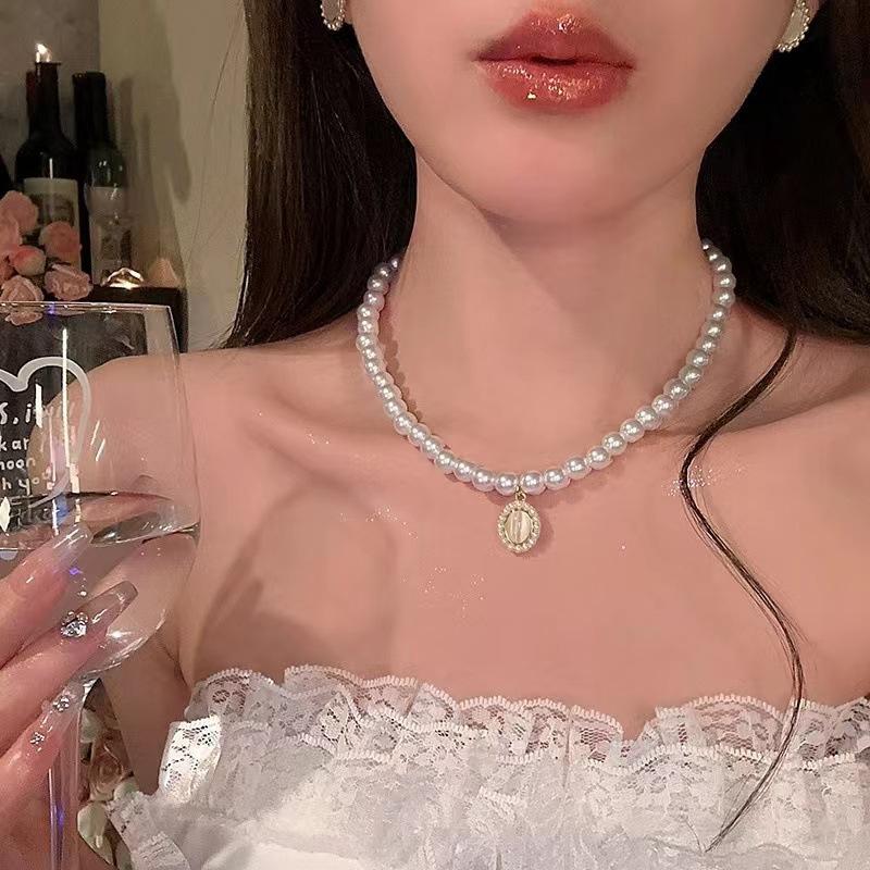 Pearl collarbone chain Women's versatile temperament Fashion niche necklace Neck chain Accessories