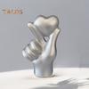 Liebe Herz Geste Figurine Hält Herz Hand Harz Statue Skulptur Hause Büro Hochzeit Party Desktop Dekoration Ornament