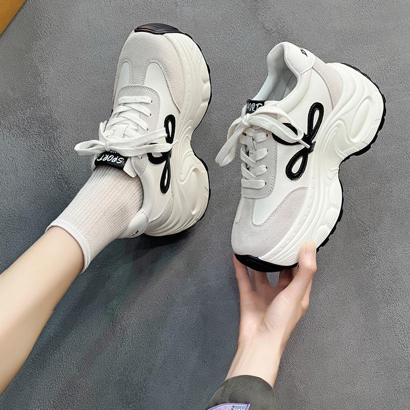 Herbst neue kleine und vielseitige lässige Plateau-Schuhe Damen-Sneaker erhöhen die Höhe von Damenschuhen