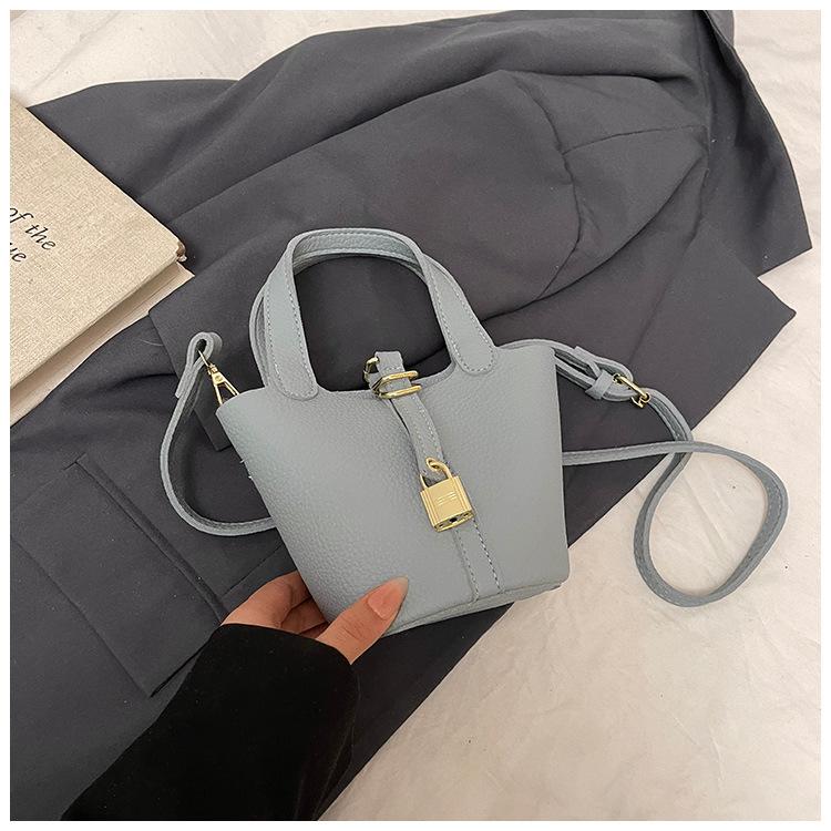 Today's Popular Bags Are Women's New Fashion and High-end Single Shoulder Messenger Bags, Portable Bucket Bags.