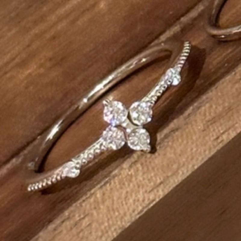 Xiaohongshu Bestseller: Korean Simple Four-Leaf Clover Ring for Women - Light Luxury Couple's Design