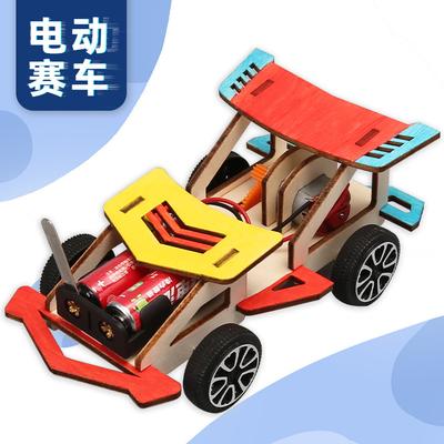 Wissenschaftliche Kleinproduktion Kreatives elektrisches Holzrennen Grundschüler erfinden zusammengebautes wissenschaftliches Experimentalspielzeug handgefertigte Materialien