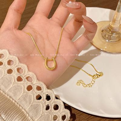 Gold U-shaped Horseshoe Pendant Necklace Female Titanium Steel Collarbone Chain with