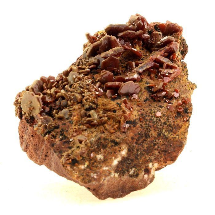 Pierres et Minéraux. Vanadinite. 377.0 ct. Mibladen Mining District, Midelt, Maroc.