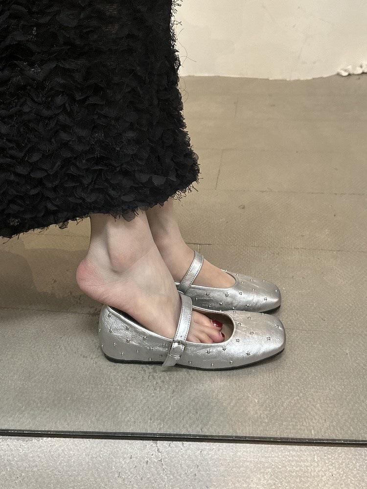 

Женские одинарные туфли на внутренней платформе 2025 с мягкой подошвой, не утомляют ноги, ремешок с пряжкой на одно слово, универсальные заклепки с квадратной головкой 40 серебряный
