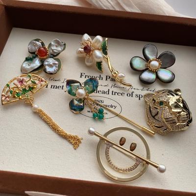 French Vintage Freshwater Pearl Metal Brooch Fringe Chinese Light Luxury Suit Coat Brooch Pin Personality High-End