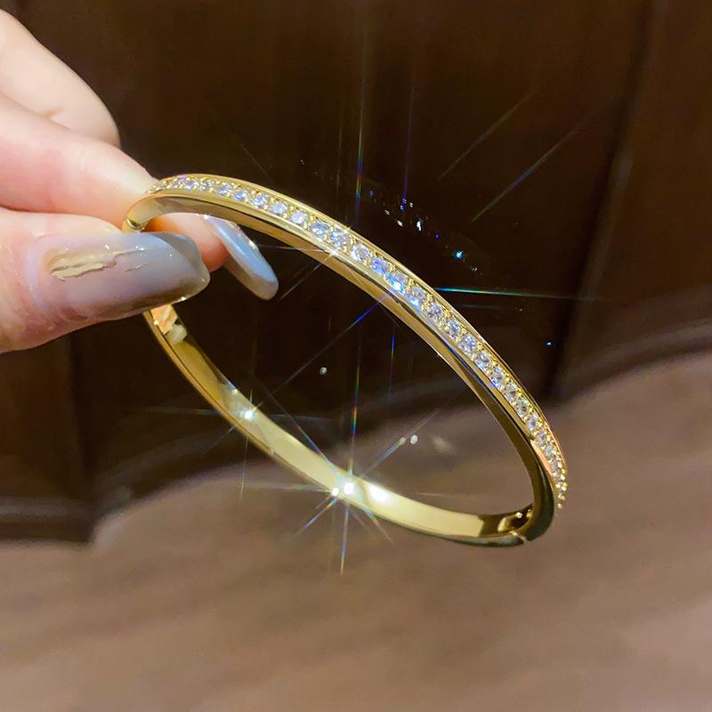 Zircon Round Buckle Bangle: Retro Court Style, Light Luxury Temperament Women's Bracelet