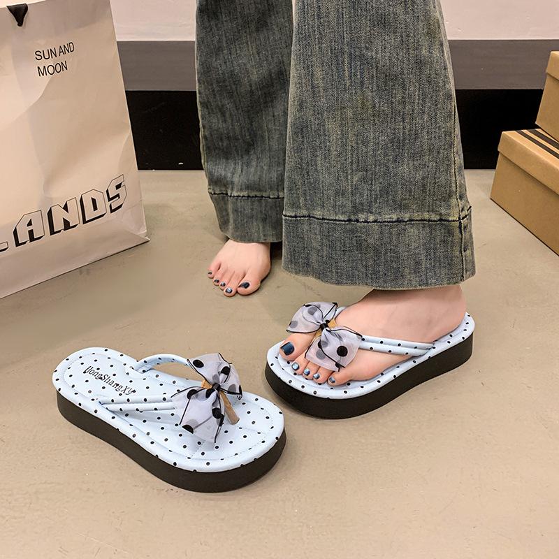 Lato 2025 nowe klapki w kokardę i kropki damskie letnie domowe antypoślizgowe codzienne oddychające do wewnątrz sandały na grubej podeszwie