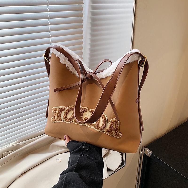 

Нишевая дорожная сумка большой вместимости женская новая модная плюшевая повседневная сумка через плечо коричневый