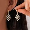 Evropské a Americké Retro Černobílé Diamantové Kosočtvercové Náušnice: Stylové, zeštíhlující obličej, Dlouhé klipy.