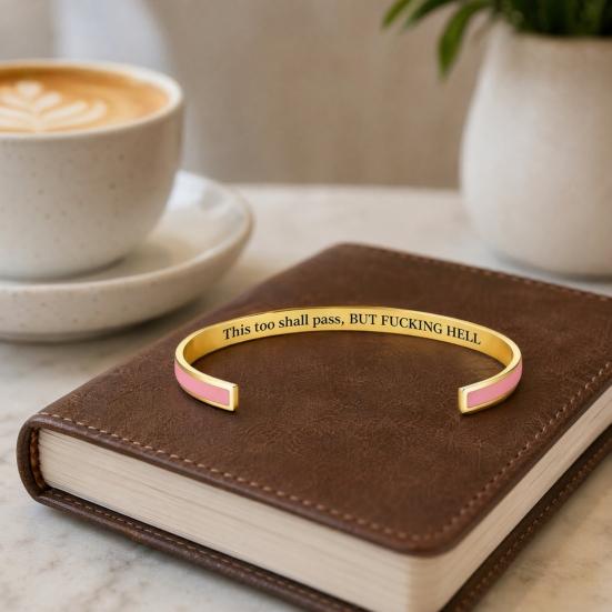 Bracciale a manica dal design semplice, Questo passerà anche, Braccialetto con mantra, Messaggio nascosto inciso, Promemoria di resilienza, Bracciale ispiratore, Regolabile