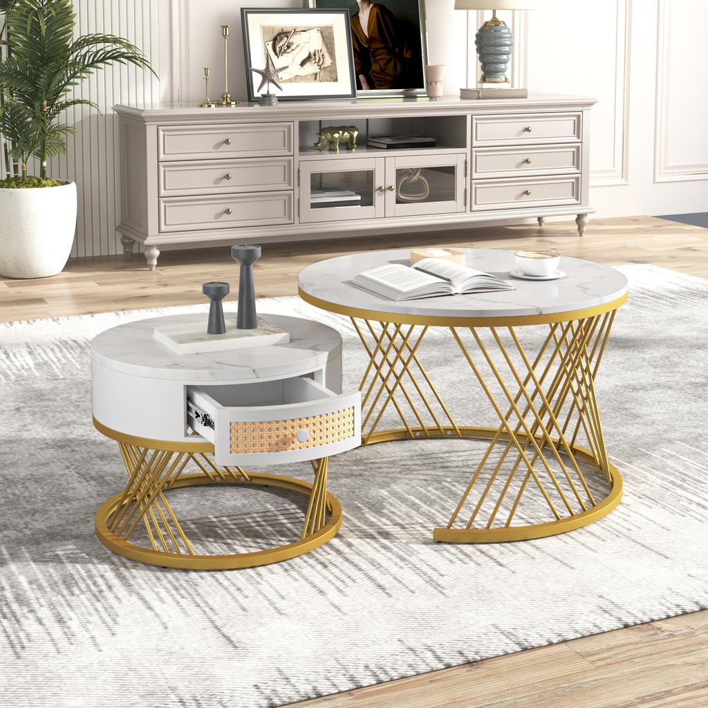 2-in-1 Runder Couchtisch aus MDF, Beistelltisch mit Marmorplatte und Schubladen aus Kunststoff-Rattan, Griffe aus Massivholz. Goldene Eisenfüße.