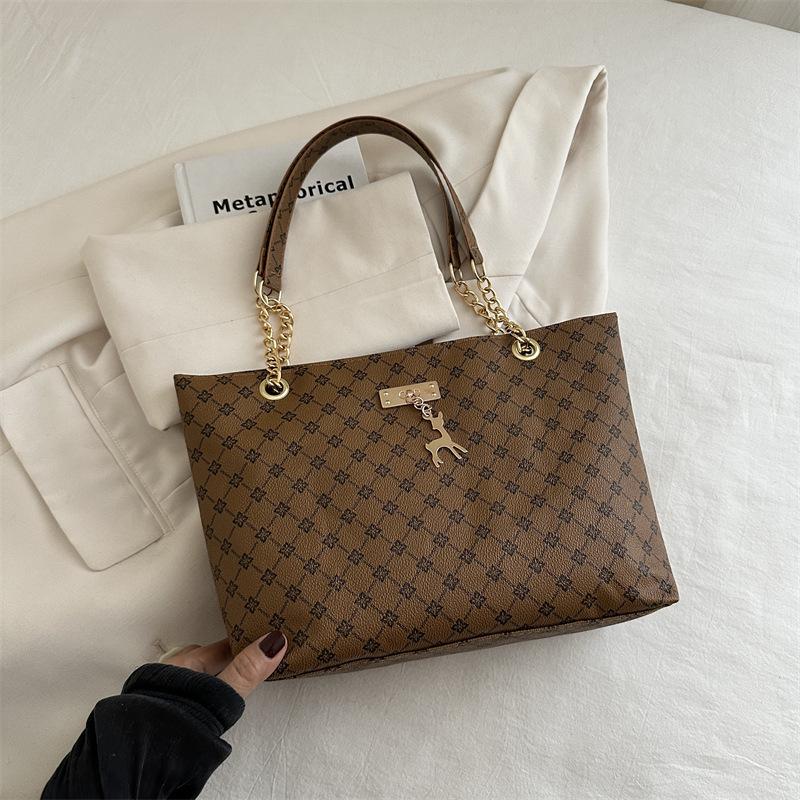 

2026 Women s Retro Chain Shoulder Tote - Fashionable, Large Capacity Handbag for Commuters коричневий