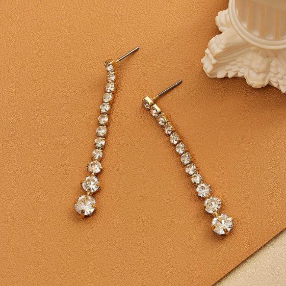 A pair of French elegant Blingbling zircon fringed earrings, niche design sense, high-end temperament banquet wedding