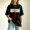 T-shirt Grafica Nikki del Film Obsession,T-shirt Film Horror She Already Knows,T-shirt Oversize Gotica con Ritratto Rosso Scuro,Regalo per Fan Horror Retrò Anni '90