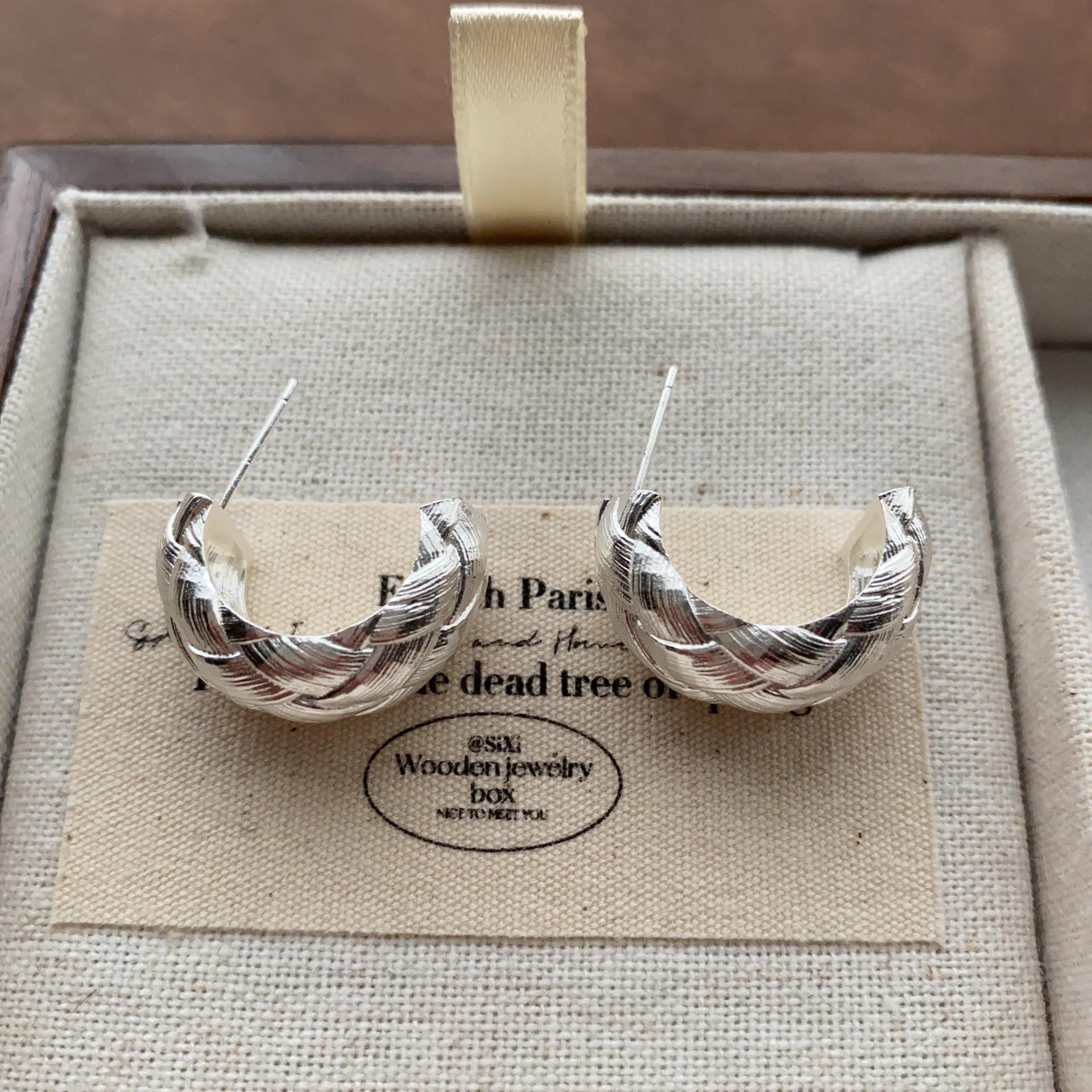 Metal three-dimensional woven C-shaped earrings, earrings, retro casual earrings.