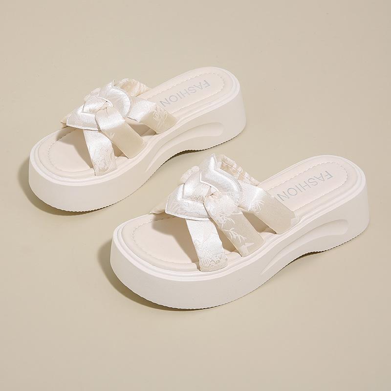 Thick-soled cool slippers for women's summer wear, new fashion with skirts, light and non-slip beach shoes, small people increase in height