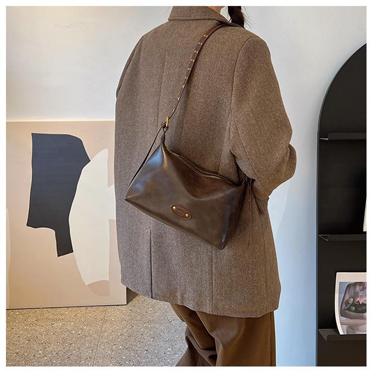 Retro fashion underarm bag women's new 2023 autumn and winter simple versatile tote bag high-end commuter shoulder bag