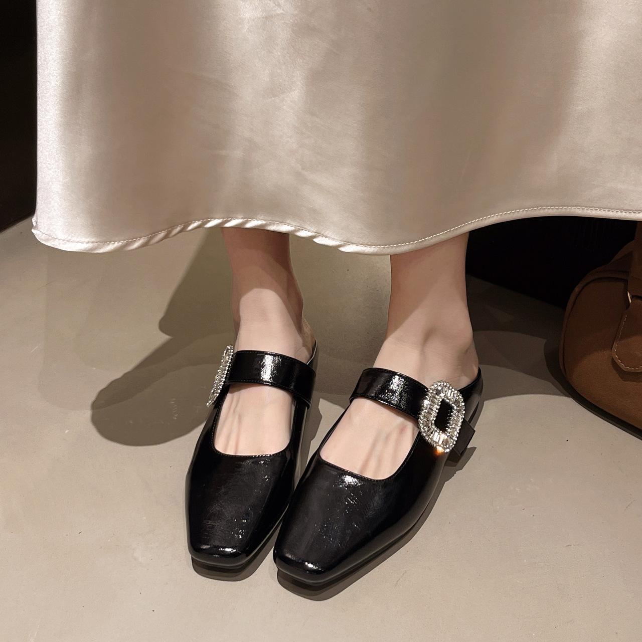 

Тапочки Женские Летняя Обувь Pantofle Шлепанцы Низкий Квадратный Носок 2025 Мягкий Каблук-Копытце ПУ Ткань Шелк Резиновая Обувь Квадратный Носок Тапочки 40 чёрный