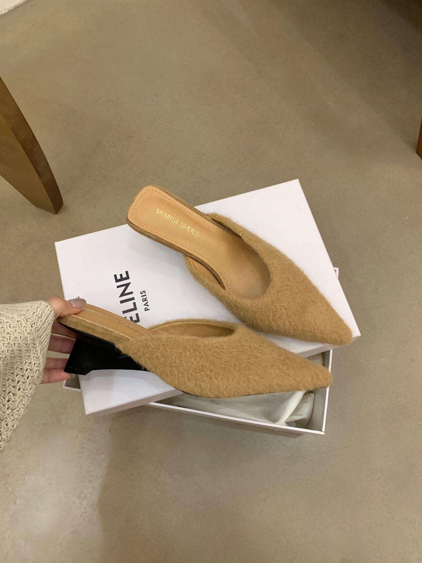 

In the autumn of 2025, the new pointed-toed wedge heel, medium heel, half-tow, European and American fashion bag head, high-heeled fluffy shoes, sl 39