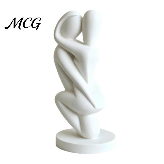 Easy Care Sculpture 3D Printed Hugging Couple Sculpture, Abstract Embrace Figurine with Smooth Curves, Minimalist Statue High-end Decorative