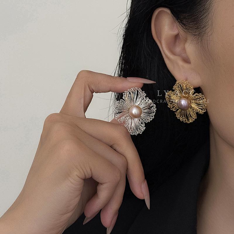 French Elegant Flower Stud Earrings Super Fairy Sweet Romantic Temperament Fluffy Design Earrings Exquisite Fairy Atmosphere Earrings