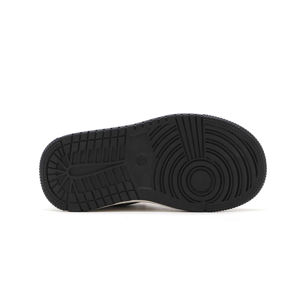 Boys and girls, middle-aged and older, fashionable and comfortable, with plush insulation and ultra lightweight sole board shoes