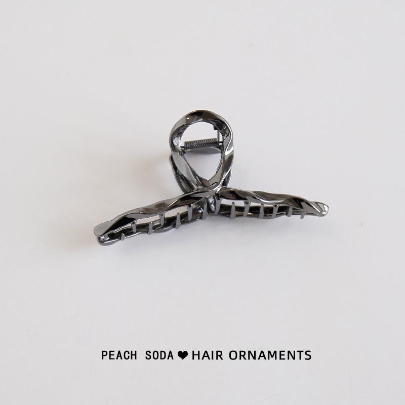 

2023 Trendy Large Metal Claw Clip for Women - High-End Shark Style Hair Accessory