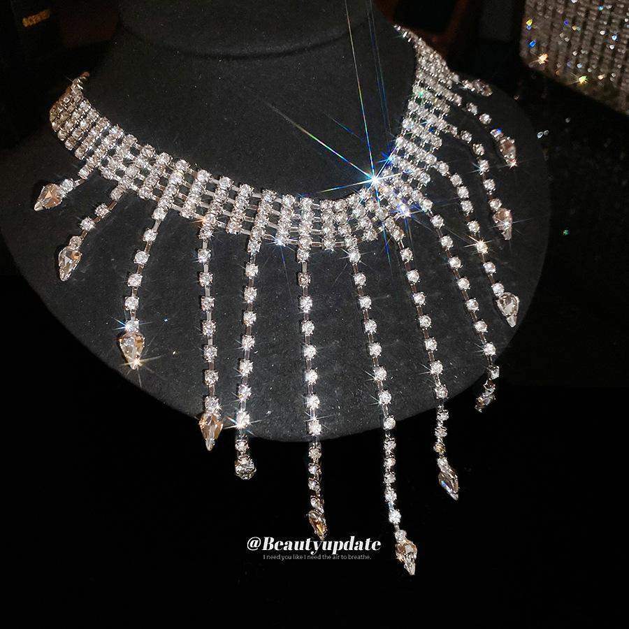 Exquisite Rhinestone Water Drop Tassel Necklace - High-End Retro Court Style Clavicle Chain.