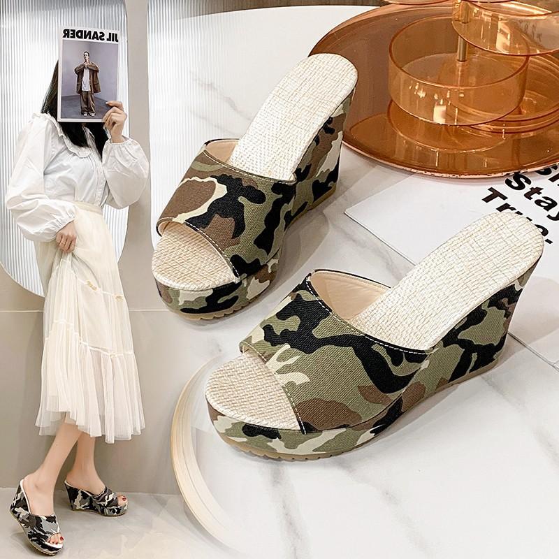 

Thick bottom round head one-word 2024 summer new fashion style large size women s wedge slippers 42 камуфляж зелений колір