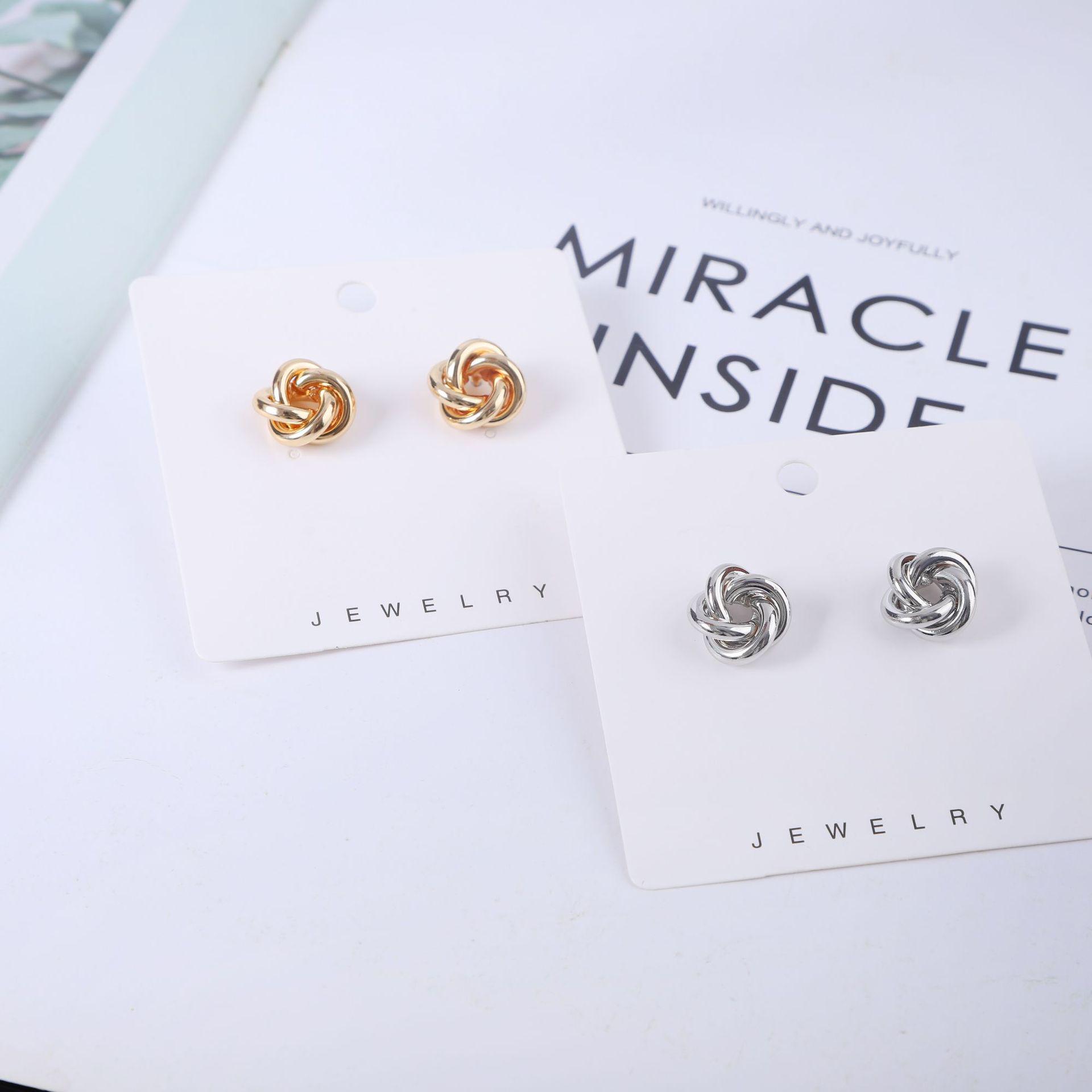 Элегантные геометрические серьги-гвоздики с золотой витой текстурой - Европейский ретро-стиль золотой