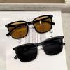 Unisexové černé čtvercové retro sluneční brýle s čajově zbarvenými skly pro trendy ochranu před sluncem