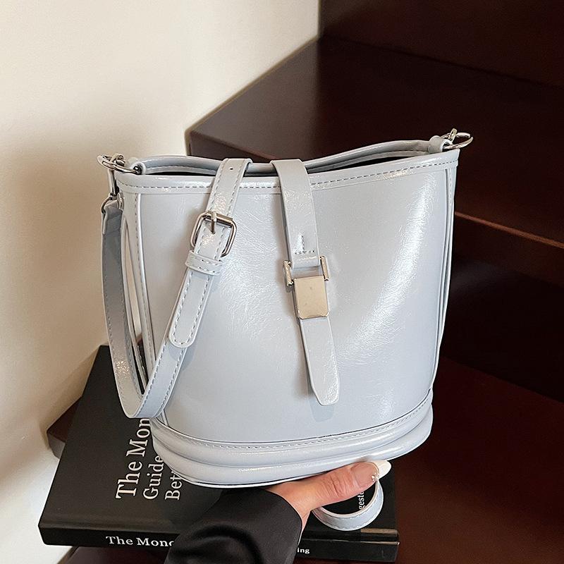 Korean new product, sweet and light color, gentle wind temperament bucket bag, women's commuting versatile and advanced messenger bag