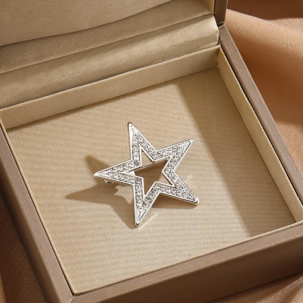 

Five-pointed Star-shaped Brooch Universal Diamond-inlaid Alloy Badge Trendy Versatile Clothes Backpack Scarf Accessories Brooch срібний