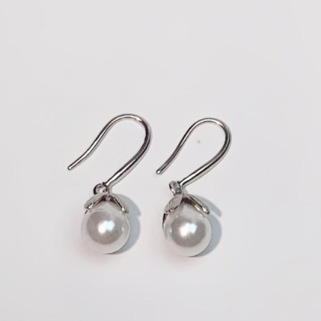 Retro Flower Pearl Ear Hooks: Elegant and Simple Luxury Earrings for Women