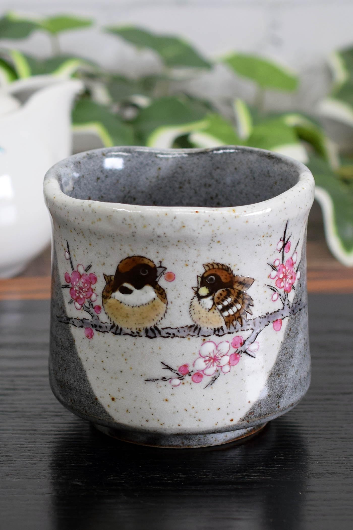 

Waza no Kura Stylish Kutani Ware Teacup with a Fortune Sparrow Ceramic Brand Japanese Made in Perfect as a Birthday 60th 70th 77th 80th 88th or 90th серый