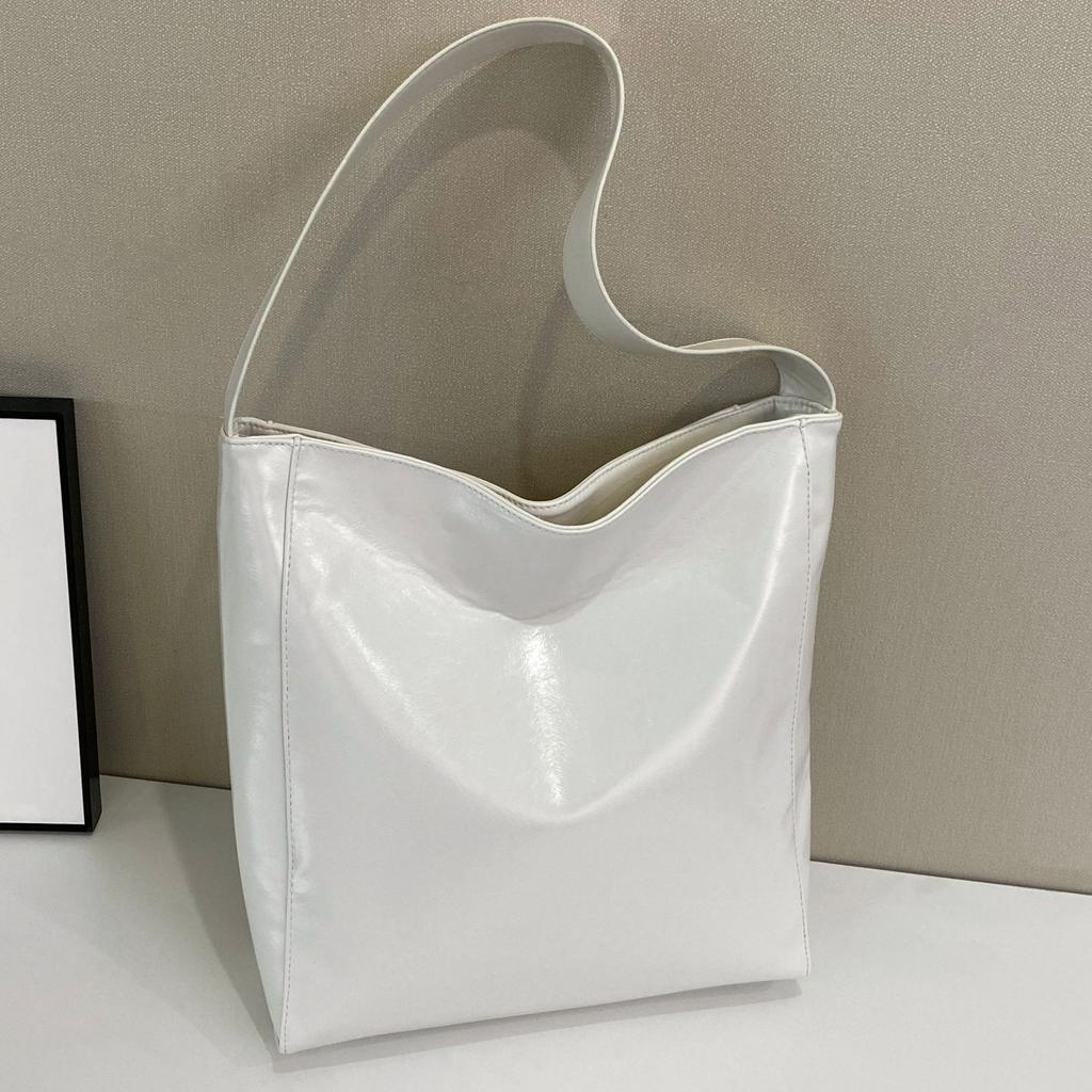 Fashion new minimalist style casual commuter versatile shoulder bag large capacity commuter tote bag oil wax leather armpit bag