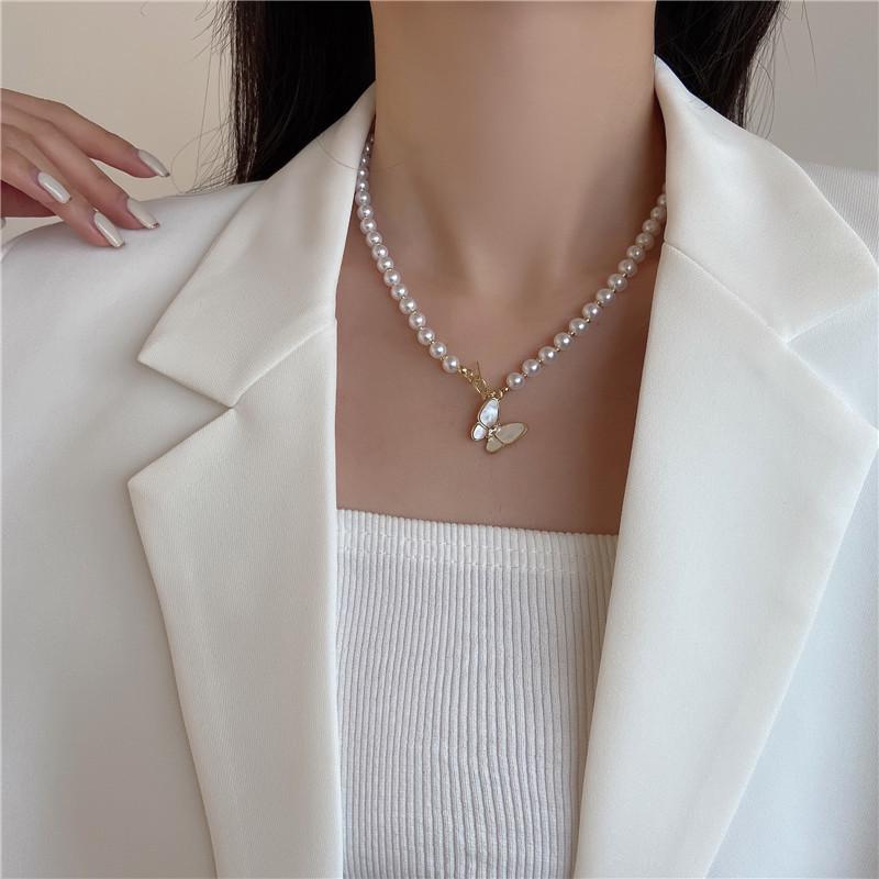 2024 Trendige Perlen-Schmetterlings-Schlüsselbeinkette – Luxus-Nischen-Damen-Choker-Anhänger