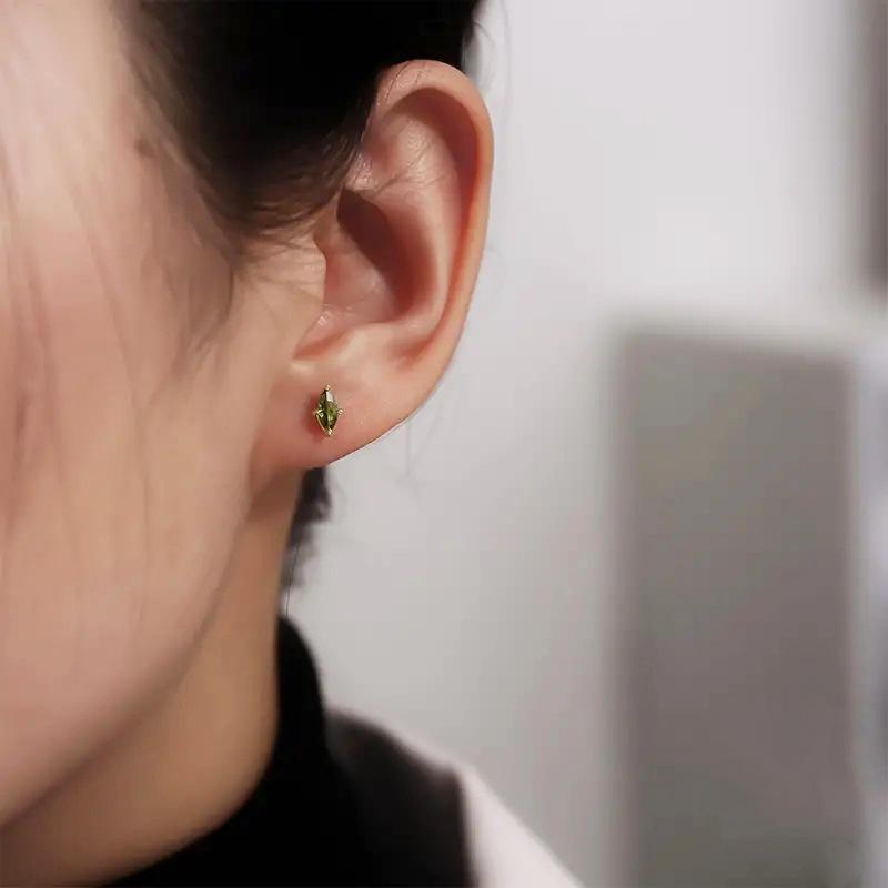 1 Pair of Stylish and Simple Olive Green Earrings, with A Changeable Temperament, Suitable for Daily Commuting. Mini Exquisite Earrings