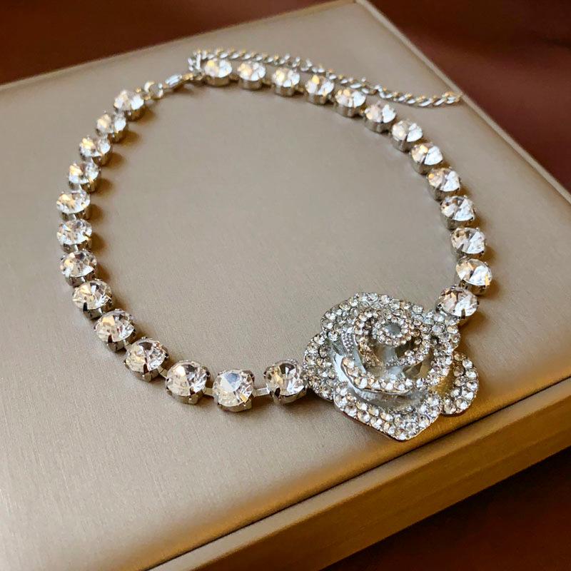 

Серьги-кисточки с цветочным узором, инкрустированные бриллиантами, и ожерелье - Европейский и американский стиль хай-энд для инфлюенсеров