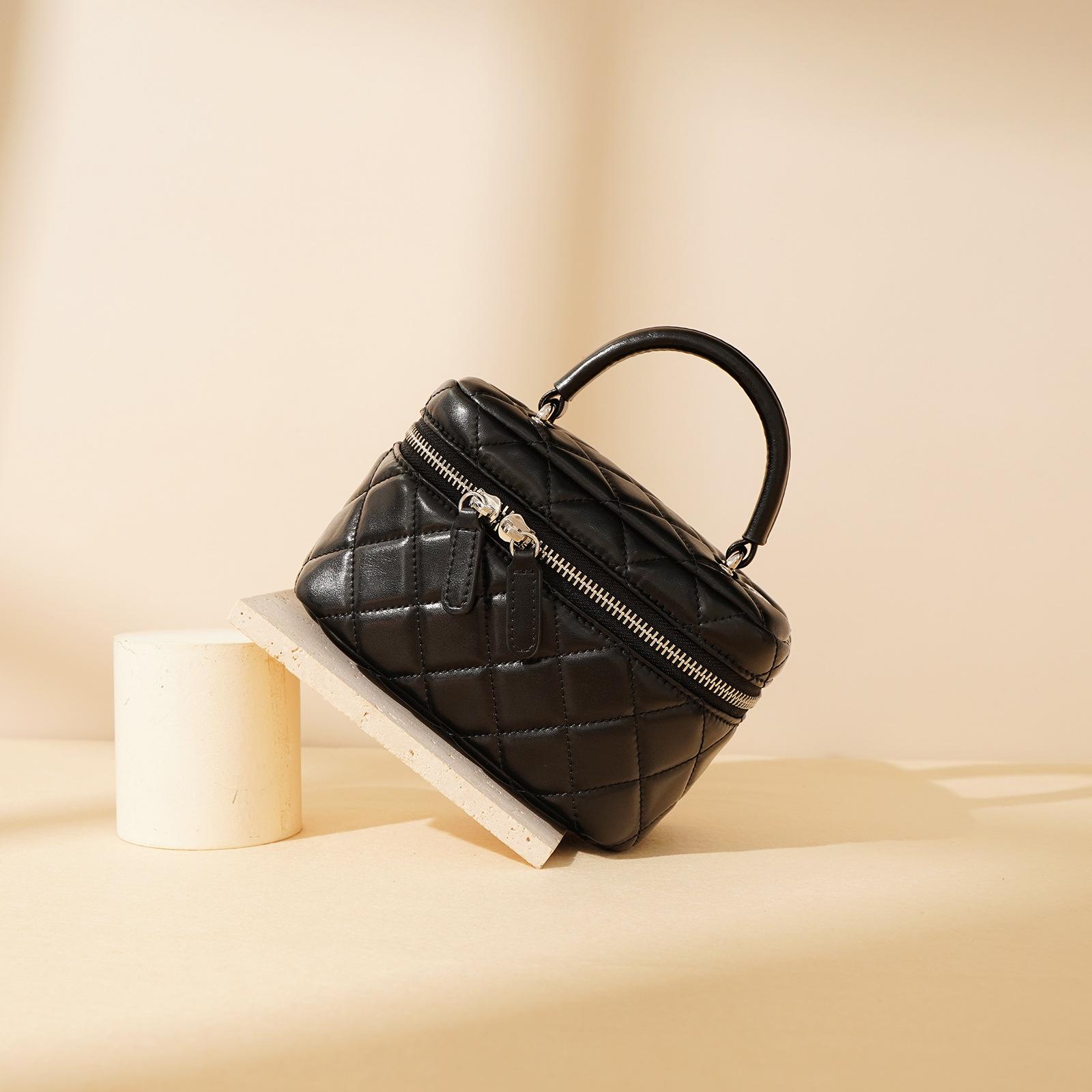 

Niche Design New Chain Bag Small Bag Fashionable High-end Shoulder Handbag чорний