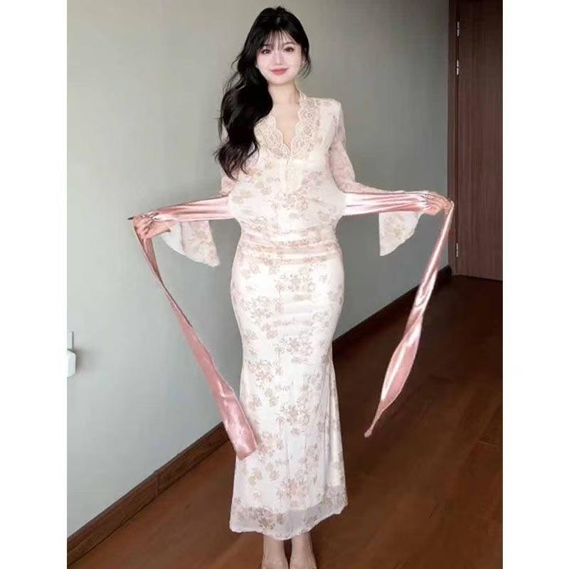Elegant Sexy V-neck Lace Dress with Bell Sleeves - Autumn/Winter Waist-Cinching Long Style