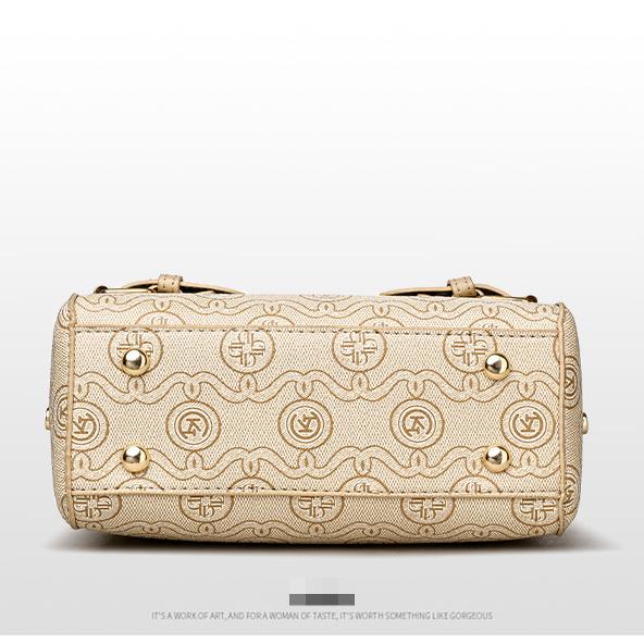 Атмосферная женская сумка-мессенджер — фото 9