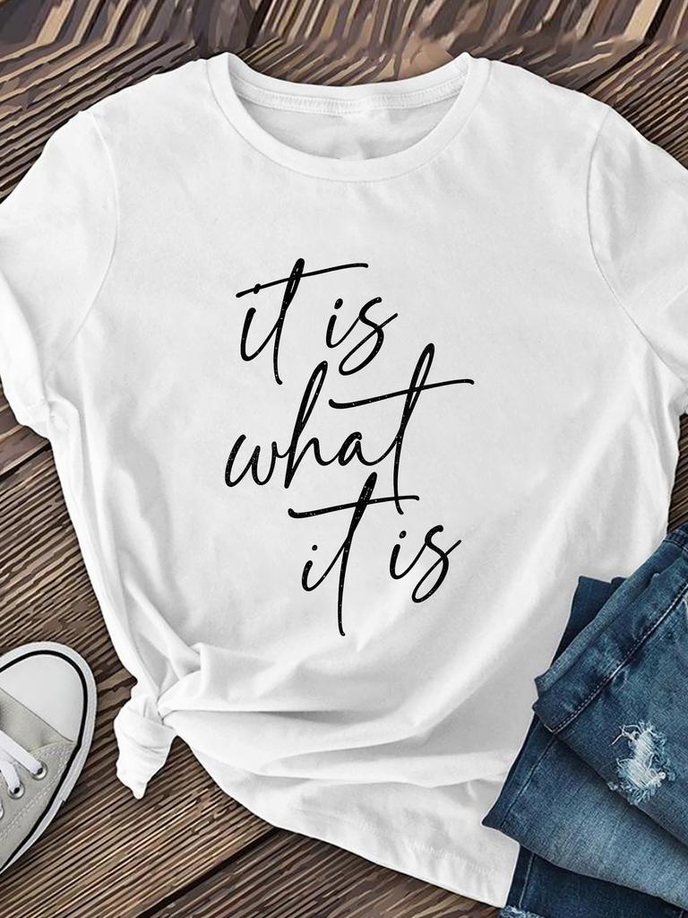 Vêtements à manches courtes et col rond imprimés, style calligraphie minimaliste manuscrite, tendance 2026.