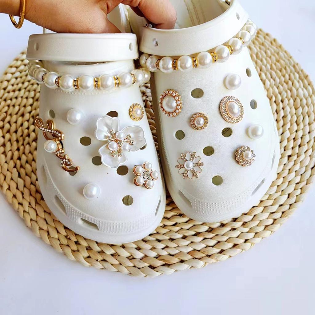 New hole shoes DIY decorative buckle three-leaf pearl flower love letter brand removable pearl chain accessories