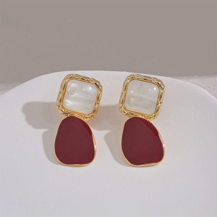 Retro French Hepburn-Style Wine Red Shell Earrings: Elegant Socialite Hong Kong Trend