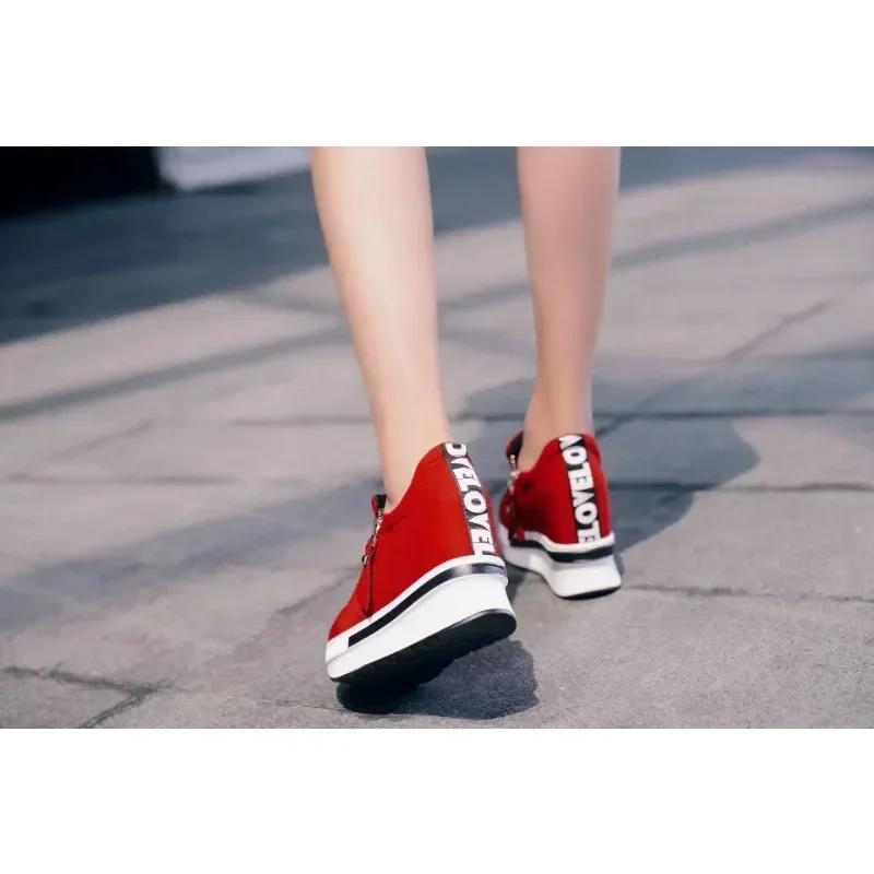 Mode 2024 Neue Plateau-Sneaker Damenschuhe Rot Freizeitschuhe Bequeme Absätze Schwarze Canvas-Schuhe Damen Unsichtbarer Keil-Sneaker